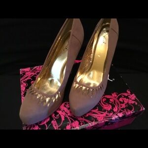 Qupid Women’s Faux Suede platform pumps with triangle cut out detail